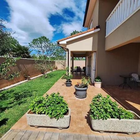 Holiday home Zara *